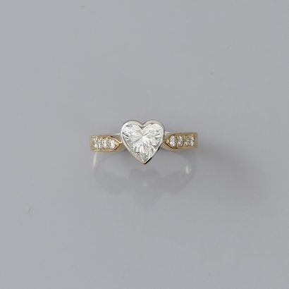 null Bague en or jaune 750MM et, platine 900 MM, ornée d'un beau diamant taille cœur...