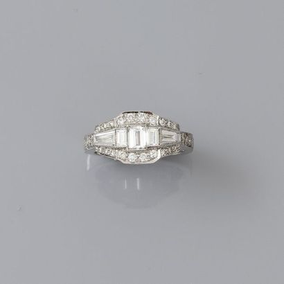 null Bague plate en or gris, 750 MM, recouverte de diamants taille baguette et taille...