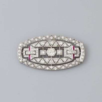 null Jolie broche «Plaque» en or gris 750 MM et, platine 900 MM, centrée d'un diamant...