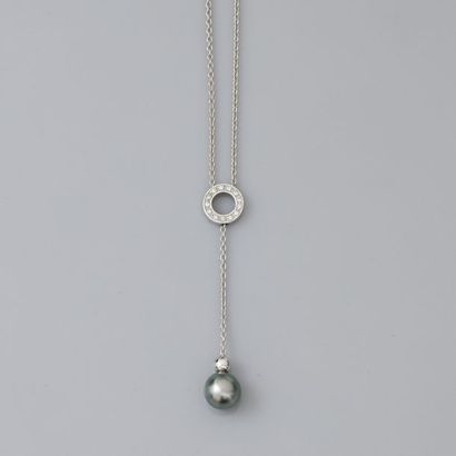 null Collier d'or gris, 750 MM, centré d'une pastille diamantée retenant une perle...