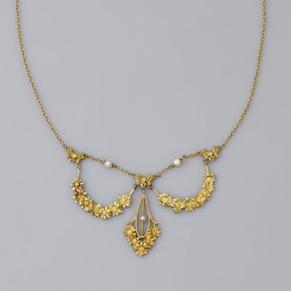 null Collier à décor floral en or jaune, 750 MM.
1910-1920.
Longueur: 38 cm - Poids...