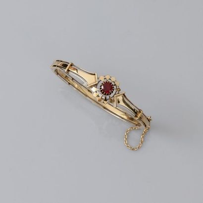 null Bracelet jonc rigide, ouvrant en or rose, 750 MM, centré d'un grenat, chaînette...