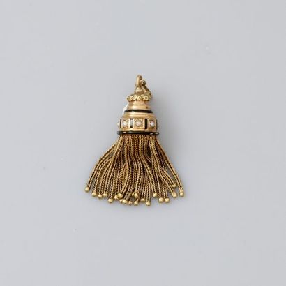 null Pompon d'or jaune, 750 MM, monté en pendentif appliqué d'émail noir et demi-perles...