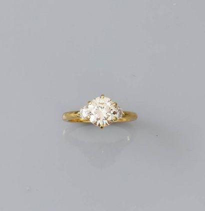 null Bague solitaire en or jaune, 750 MM, ornée d'un beau diamant taille brillant...