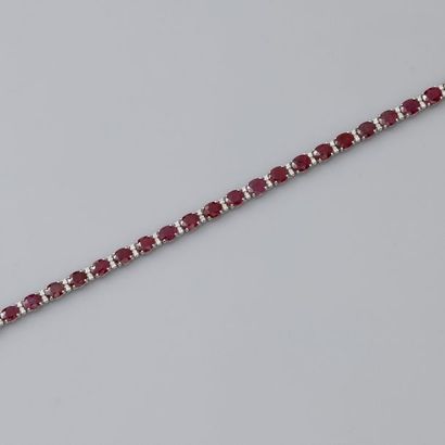 null Bracelet ligne en or gris, 750 MM, souligné de rubis ovales intercalés de diamants.
Longueur:...