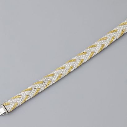 null Élégant bracelet plat, articulé à motifs de chevrons en or gris, 750 MM, recouverts...