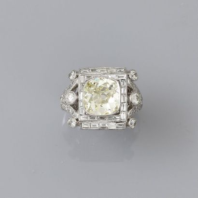 null Très belle bague en or gris, 750 MM, ornée d'un joli diamant taille coussin...