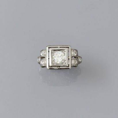 null Art Déco
Bague en or gris 750MM et, platine 900 MM, centrée d'un beau diamant...