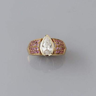 null Bague anneau en or jaune, 750 MM, ornée d'un joli diamant taille poire pesant...