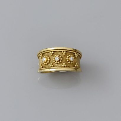 null Bague anneau en or jaune, 750 MM, ponctuée de trois diamants, Grèce.
Taille:...