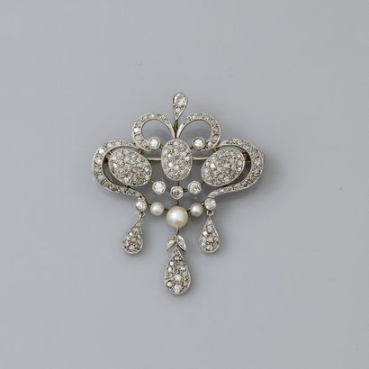 null Jolie broche-pendentif en platine, 900 MM, ornée de diamants ronds et petites...