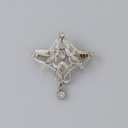 null Petite broche à décor de rinceaux d'or, 750 MM, ornée de petits diamants, attache...