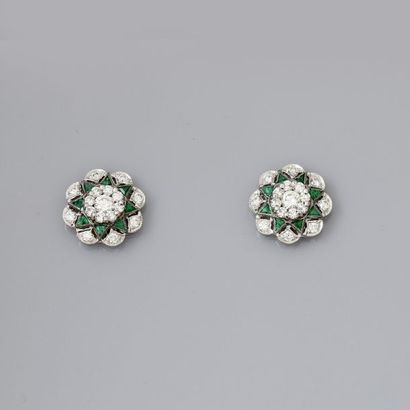 null Boucles d'oreilles «Fleur» en or gris, 750 MM, recouvertes de diamants, total:...