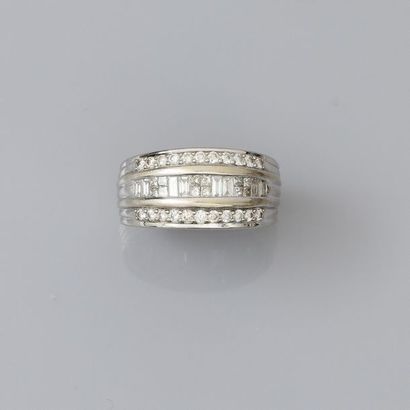 null Bague anneau en or gris, 750 MM, recouverte de diamants taille baguette et brillant,...