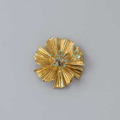 null Broche «Fleur» ronde en or jaune, 750 MM, pistil en émeraudes.
Poids brut: 13,7...