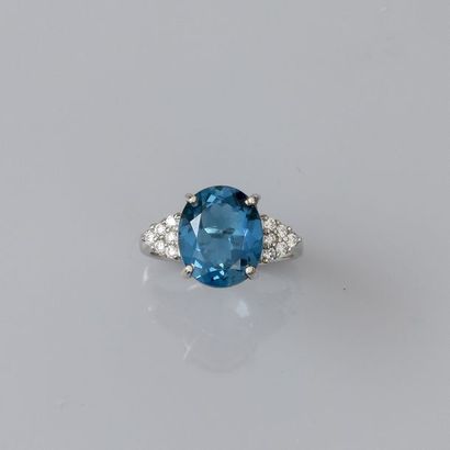 null Bague en or gris, 750 MM, ornée d'une topaze bleue «blue London» ovale pesant...