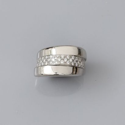 null Bague anneau en or gris, 750 MM, centrée de diamants en pavage, jolie façon.
Taille:...