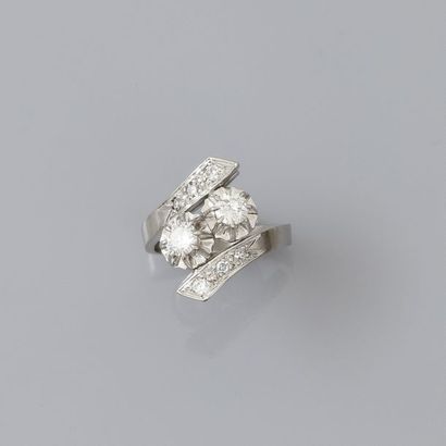 null Jolie bague en platine, 900 MM, ornée de deux diamants centraux portés par deux...