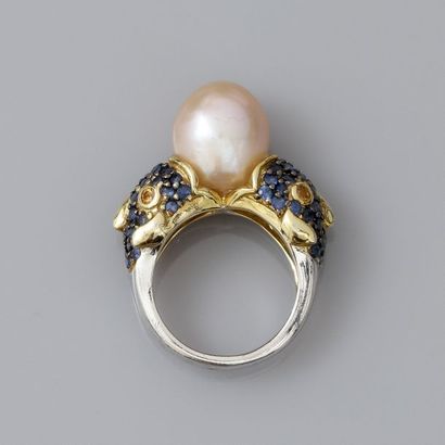 null Bague en or jaune, 750 MM, ornée d'une perle de culture ovale rosée épaulée...