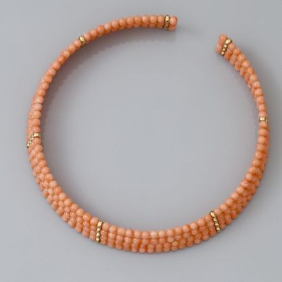 null Collier «Torque» formé de quatre rangs de perles de corail liées par des attaches...