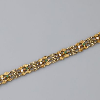 null Bracelet plat en or jaune, 750 MM, orné de sept diamants et sept émeraudes.
Longueur:...