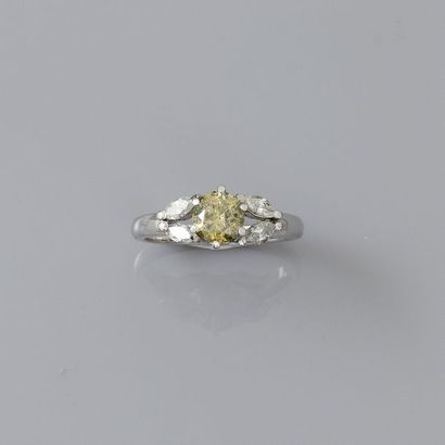 null Bague en or gris, 750 MM, ornée d'un diamant taille brillant «Fancy Olive -Yellow»...