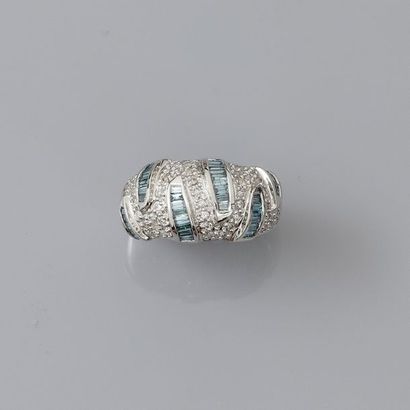 null Bague en or gris, 750 MM, recouverte de diamants couleur - bleu et blanc -.
Taille:...
