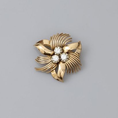 null Broche «Fleur» en or jaune 750MM et, platine 900 MM, centrée de trois diamants...