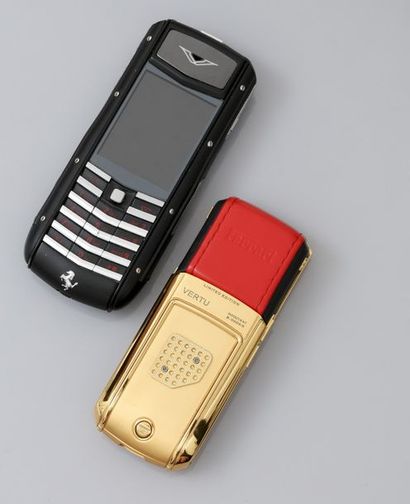 FERRARI, VERTU Deux téléphones GSM en plaqué or, n° 0001 / 1947B.000315, édition...