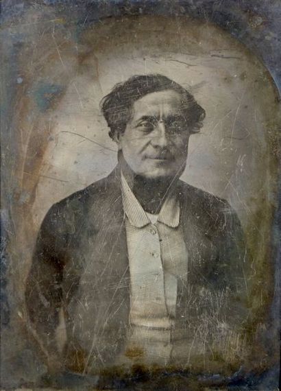 ANONYME Portrait d'homme, ca 1845
Demi-plaque.
17 x 12,6 cm
Cet étonnant portrait...