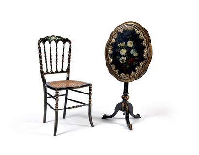 null Guéridon et chaise en bois noirci à décor floral polychrome et de filets, volutes,...
