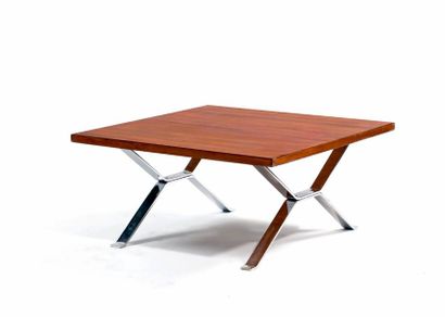 null Table basse avec un plateau en bois reposant sur deux pieds en métal chromé...