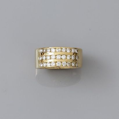 null Bague anneau en or jaune, 750 MM, centrée de trois lignes de diamants.
Taille:...