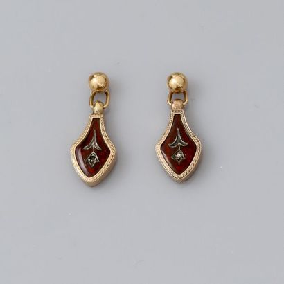 null Petits pendants d'oreilles en or jaune, 750 MM, appliqués d'un émail rouge orné...