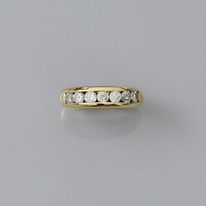 null Demi-alliance en or jaune, 750 MM, centré de sept diamants, serti «rail», total:...