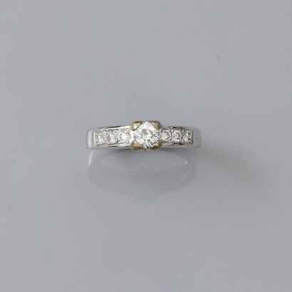 null Bague en or gris, 750 MM, ornée d'un diamant pesant 0,40 carat environ épaulé...