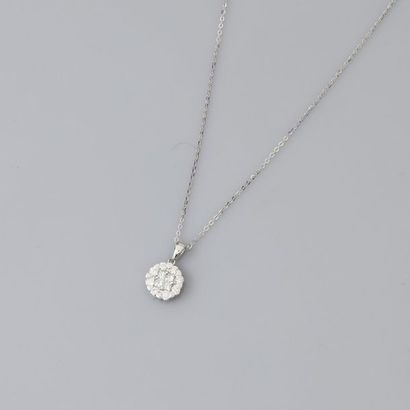 null Chaîne et pendentif rond en or gris, 750 MM, recouvert de diamants taille princesse...