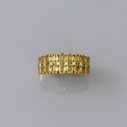null Bague anneau en or jaune, 750 MM, ornée de deux lignes de saphirs jaunes ovales,...