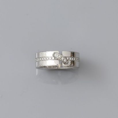 null Bague anneau en or gris, 750 MM, centrée d'une fine ligne de diamants.
Taille:...