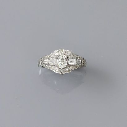 null Bague plate en or gris, 750 MM, recouverte de beaux diamants, total: 1,50 carat.
Dans...