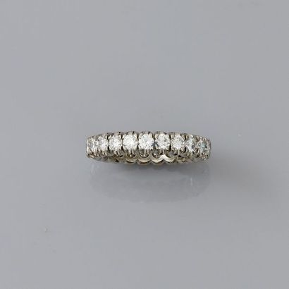 null Alliance en or gris, 750 MM, soulignée de beaux diamants taille brillants, total:...