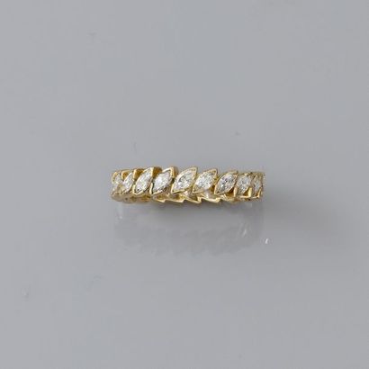 null Belle alliance en or jaune, 750 MM, soulignée de diamants taille navette.
Taille:...
