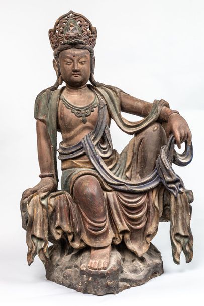 null Boddhisattva Kwan Yin assis en délassement vêtu d'un pagne et écharpe monastique,...