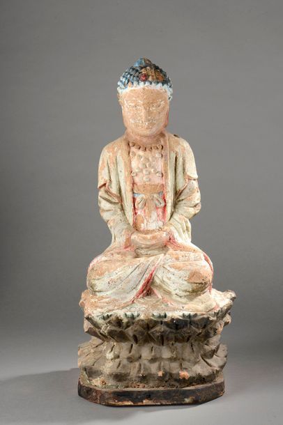 null Buddha Sakyamuni assis en méditation sur un haut socle lotiforme vêtu d'une...