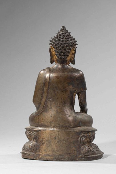 null Buddha assis sur une base lotiforme en méditation virasana, les mains en virtaka...