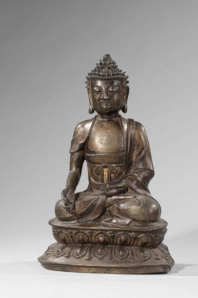 null Buddha assis sur une base lotiforme en méditation virasana, les mains en virtaka...