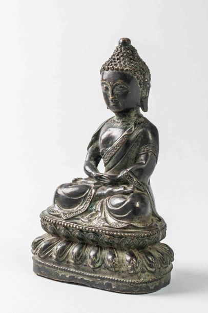 null Buddha Amitayus assis sur un socle lotiforme en méditation, les deux mains en...