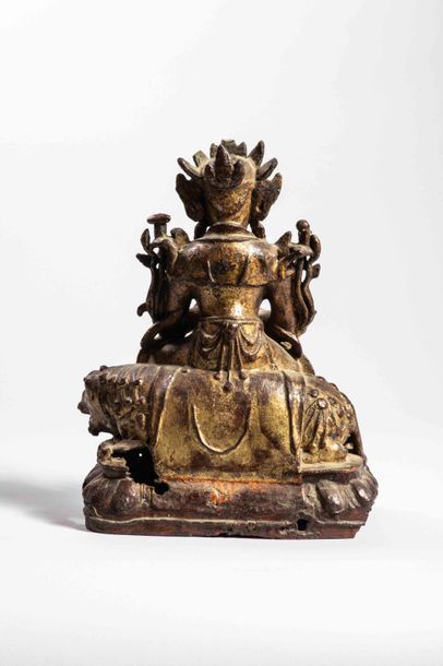 null Le Boddhisattva Kwan Yin assis sur le lion bouddhique reposant sur une base...