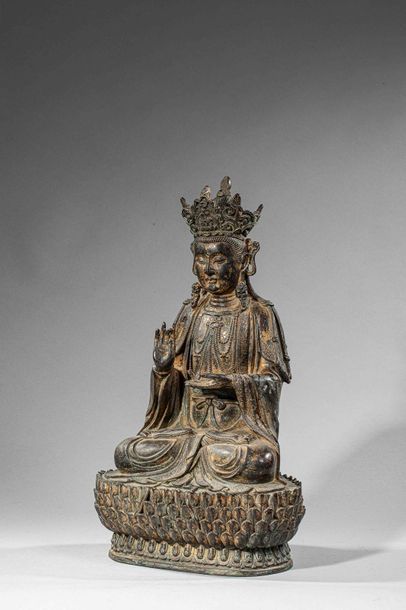 null Le Boddhisattva Kwan Yin assis en méditation dhyâna mudra sur un important socle...
