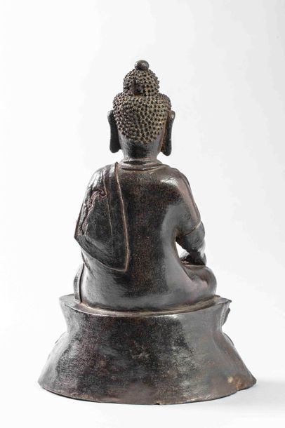 null Buddha Amitabha vêtue de la robe monastique assis sur un socle lotiforme en...